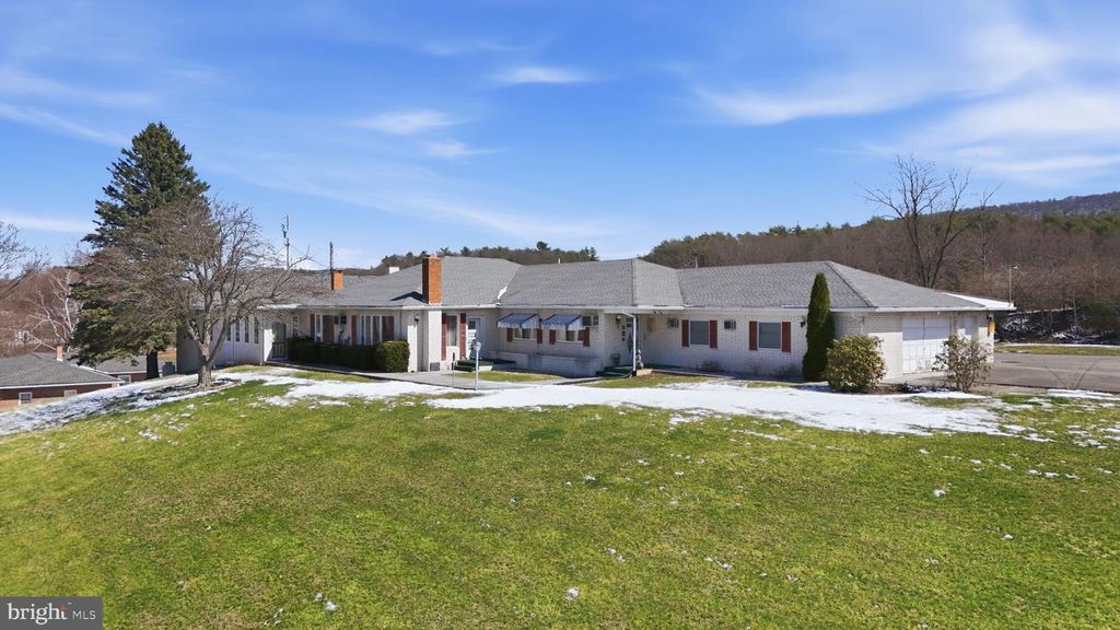 501 BREEZEWOOD RD S, Breezewood, PA 15533