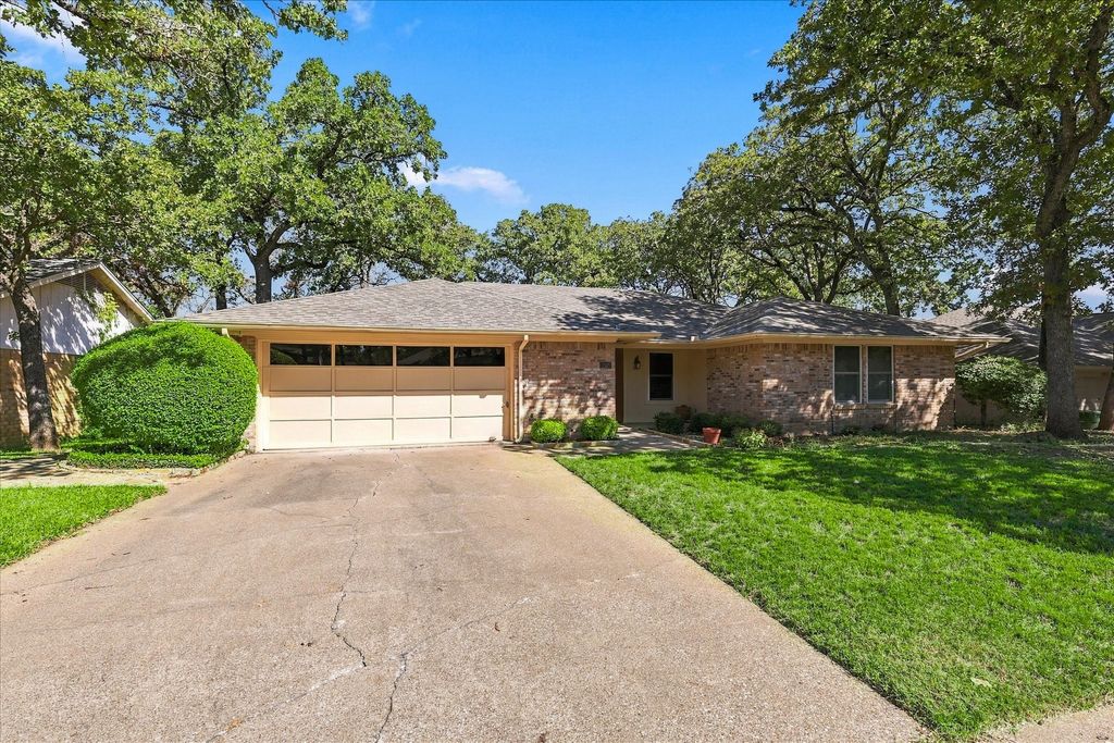 212 Heneretta Drive, Hurst, TX 76054 — photo 2