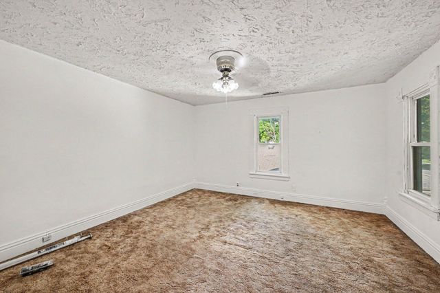 2504 AVENUE F, Council Bluffs, IA 51501