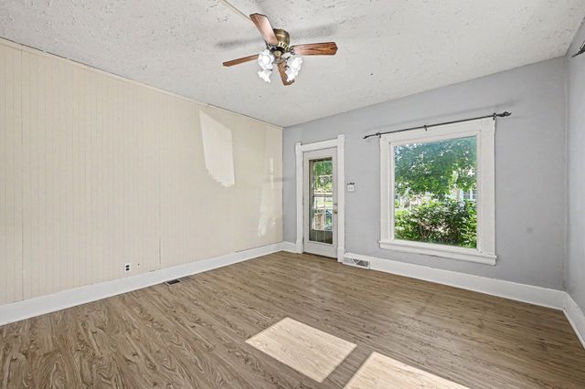 2504 AVENUE F, Council Bluffs, IA 51501