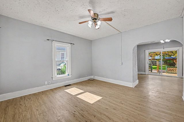2504 AVENUE F, Council Bluffs, IA 51501