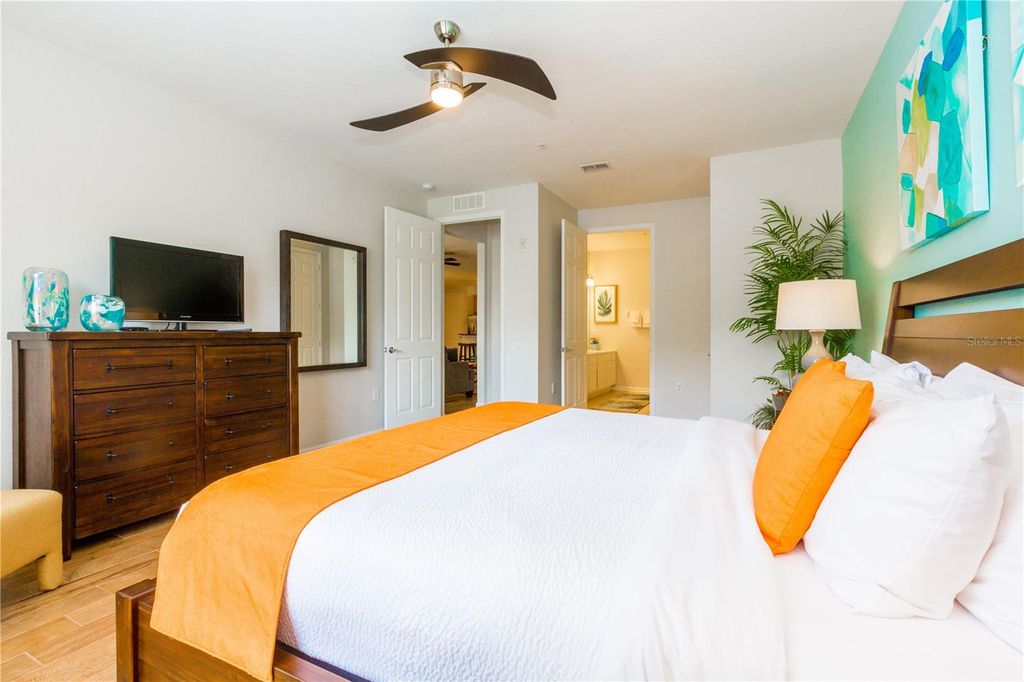 Image 13 of property listing at 5025 SHOREWAY LOOP 105, Orlando, FL 32819