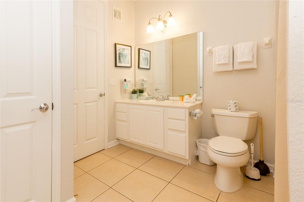 Image 18 of property listing at 5025 SHOREWAY LOOP 105, Orlando, FL 32819