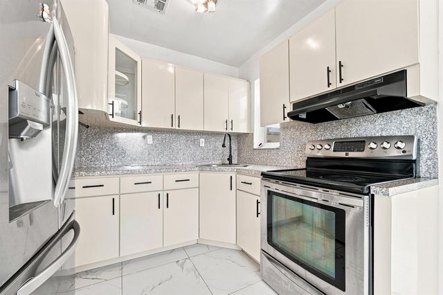 8800 NW 33RD AVE Avenue, Miami, FL 33147