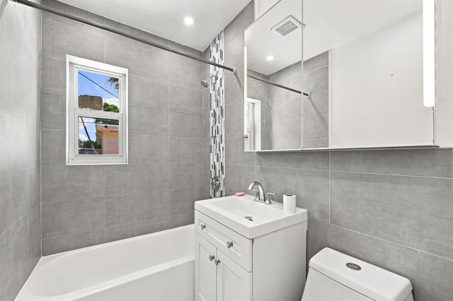 8800 NW 33RD AVE Avenue, Miami, FL 33147