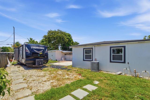 8800 NW 33RD AVE Avenue, Miami, FL 33147