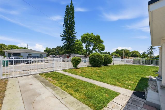 8800 NW 33RD AVE Avenue, Miami, FL 33147