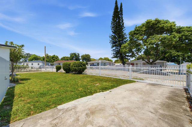 8800 NW 33RD AVE Avenue, Miami, FL 33147