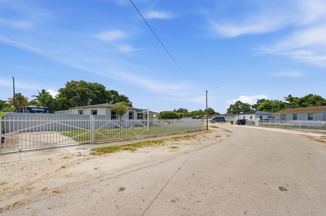 8800 NW 33RD AVE Avenue, Miami, FL 33147