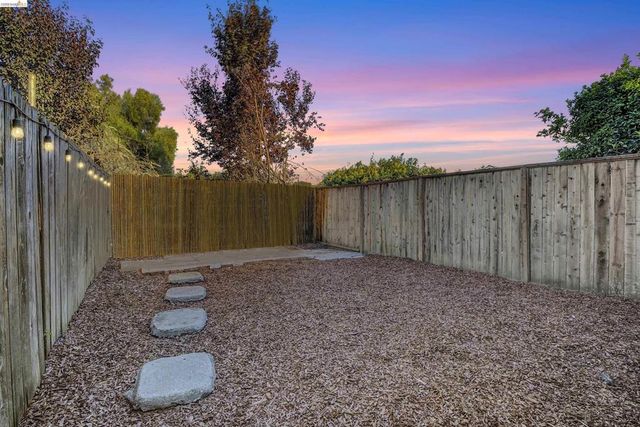 5718 5718 Adeline St, Oakland, CA 94608