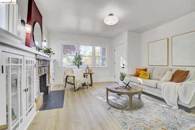 5718 5718 Adeline St, Oakland, CA 94608