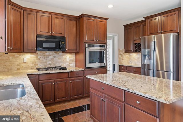 14 BARNYARD CT, Plainsboro, NJ 08536