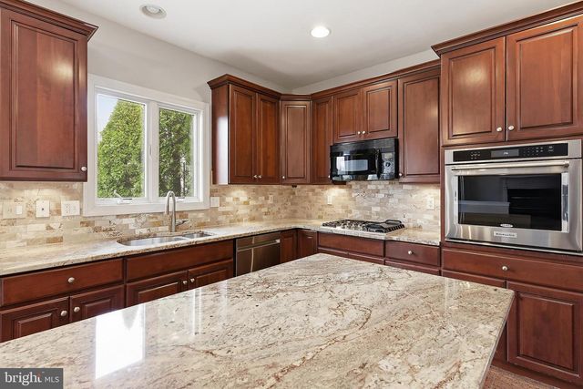 14 BARNYARD CT, Plainsboro, NJ 08536