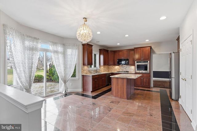 14 BARNYARD CT, Plainsboro, NJ 08536