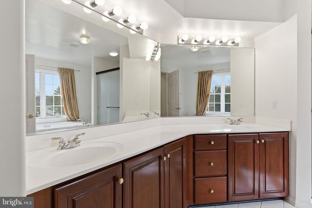 14 BARNYARD CT, Plainsboro, NJ 08536