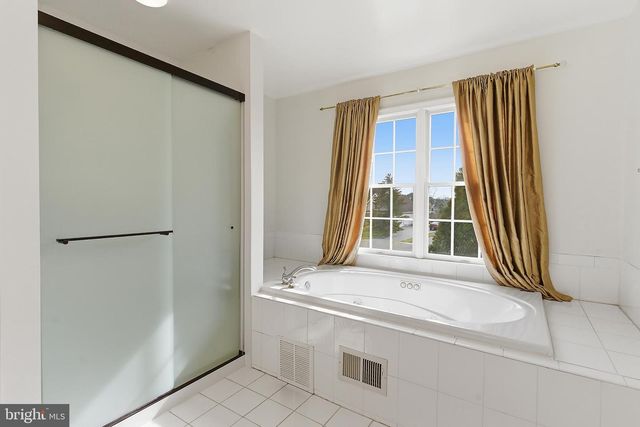 14 BARNYARD CT, Plainsboro, NJ 08536