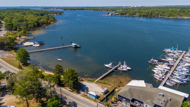 834 Bayshore Drive, Niceville, FL 32578