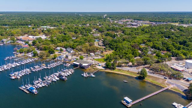 834 Bayshore Drive, Niceville, FL 32578