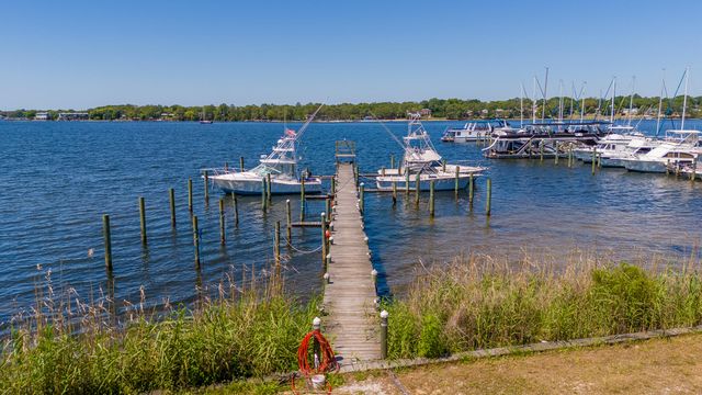 834 Bayshore Drive, Niceville, FL 32578