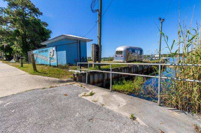 834 Bayshore Drive, Niceville, FL 32578