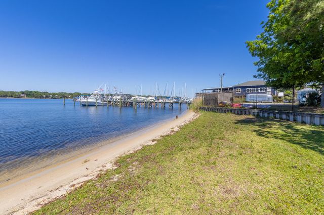 834 Bayshore Drive, Niceville, FL 32578