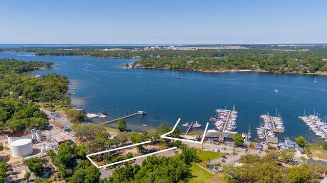 834 Bayshore Drive, Niceville, FL 32578