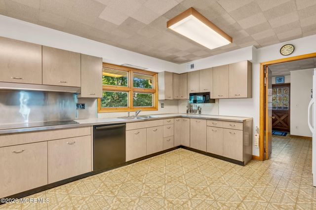 245 Kingfisher Drive, Middletown, NJ 07748