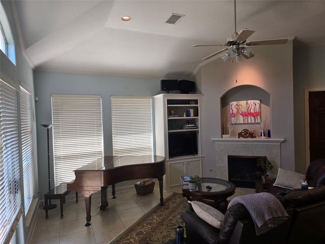 310 Waterford Way, Kemah, TX 77565
