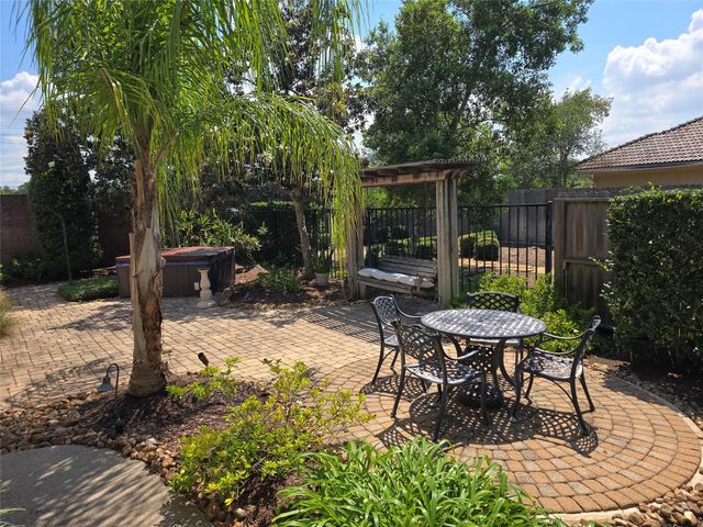 310 Waterford Way, Kemah, TX 77565