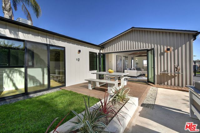 7907 Vicksburg Avenue, Los Angeles, CA 90045