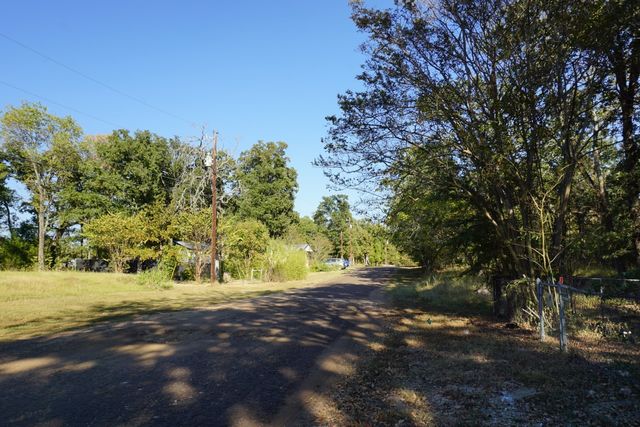1688 Doc Holiday Dr, Log Cabin, TX 75148