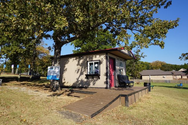 1688 Doc Holiday Dr, Log Cabin, TX 75148