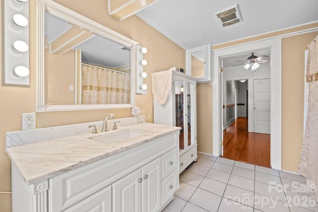 1244 21st Street NE, Hickory, NC 28601