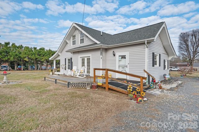 1244 21st Street NE, Hickory, NC 28601