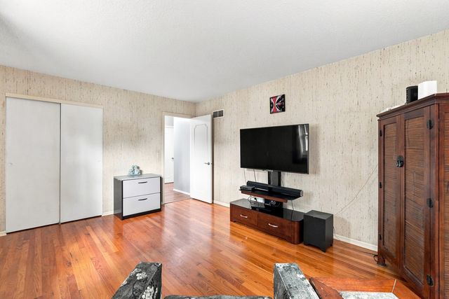 2305 E 32nd Street, Davenport, IA 52807