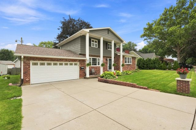 2305 E 32nd Street, Davenport, IA 52807
