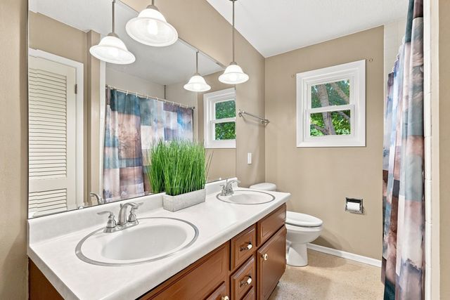 2305 E 32nd Street, Davenport, IA 52807