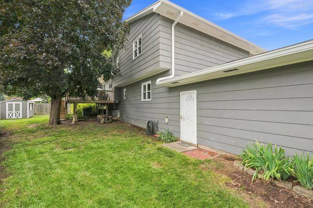 2305 E 32nd Street, Davenport, IA 52807