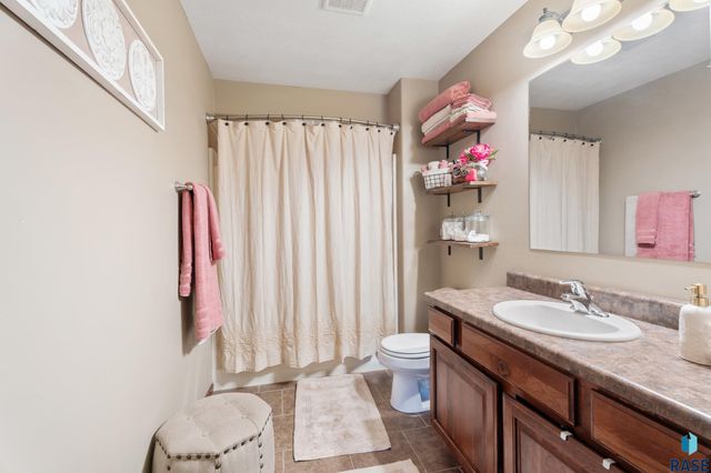 2010 S Barret Pl Place 46, Sioux Falls, SD 57106