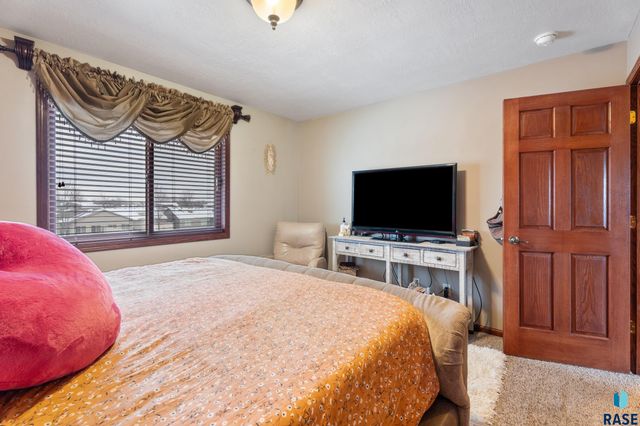 2010 S Barret Pl Place 46, Sioux Falls, SD 57106