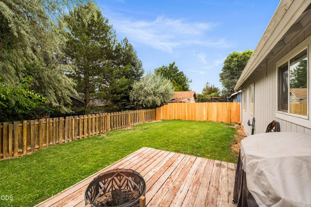 2971 SW Salmon Avenue, Redmond, OR 97756