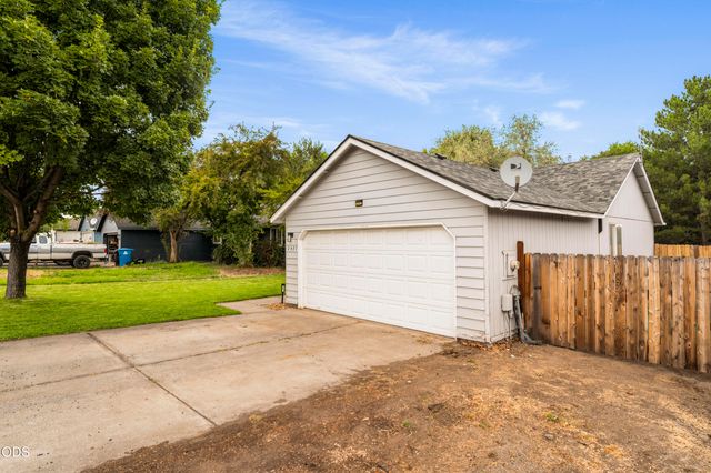 2971 SW Salmon Avenue, Redmond, OR 97756