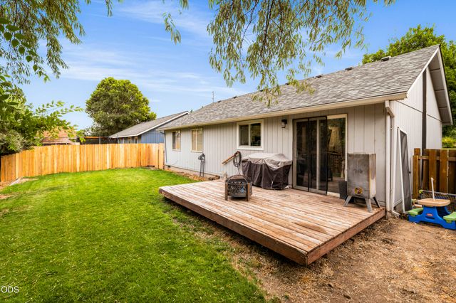 2971 SW Salmon Avenue, Redmond, OR 97756