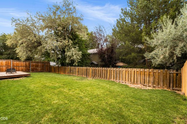 2971 SW Salmon Avenue, Redmond, OR 97756