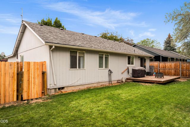 2971 SW Salmon Avenue, Redmond, OR 97756