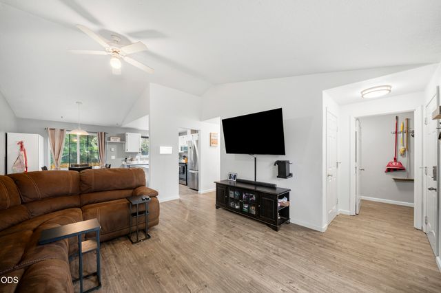 2971 SW Salmon Avenue, Redmond, OR 97756