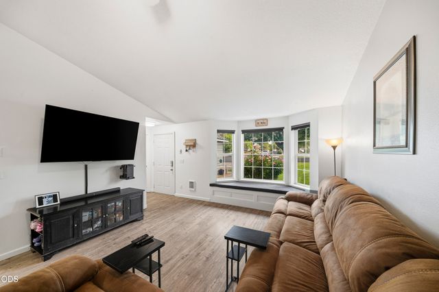 2971 SW Salmon Avenue, Redmond, OR 97756
