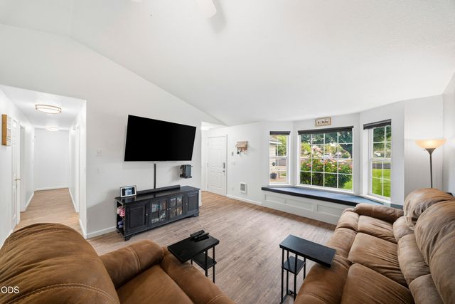 2971 SW Salmon Avenue, Redmond, OR 97756