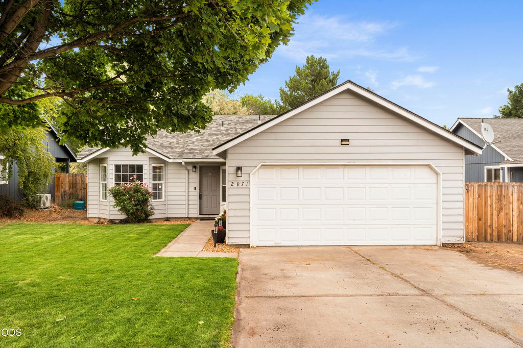 2971 SW Salmon Avenue, Redmond, OR 97756