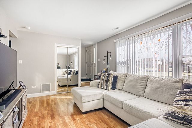 8475 162nd Place 1, Tinley Park, IL 60487